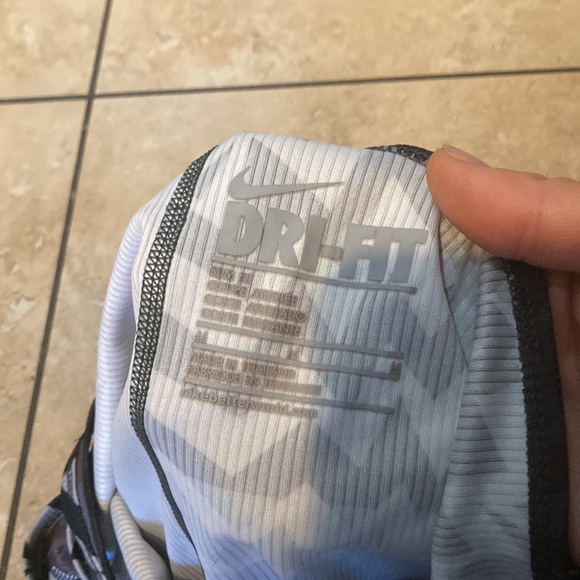 2 Nike sport top size medium - Picture 10 of 10